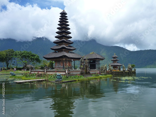 wundersch  ner Wassertempel Pura Ulun Danu im Bratan See gelegen  Bali  Indonesien
