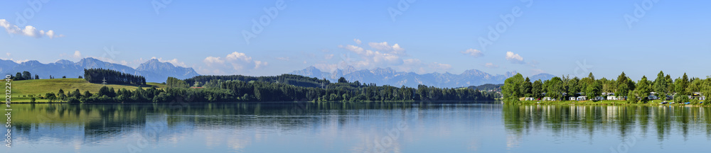 Frühsommer am Lechstausee bei Lechbruck im Allgäu Frühsommer am Lechstausee bei Lechbruck im Allgäu