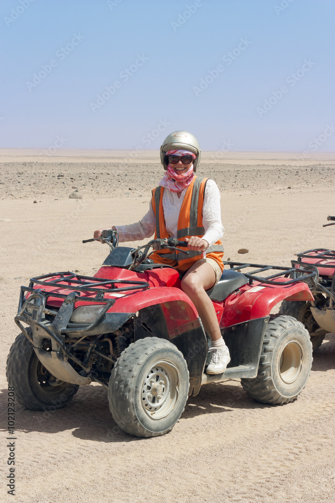 Quad-Tour Abenteuer-Erlebnis / Frau auf einem Quad Quad-Tour Abenteuer-Erlebnis / Frau auf einem Quad
