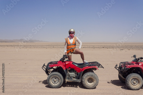 Quad-Tour Abenteuer-Erlebnis / Frau auf einem Quad