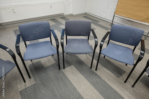 Stühle in einem Raum für Seminare