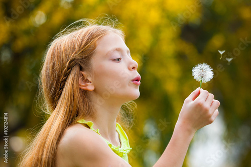 Valokuva wishes child blowing dandelion,
