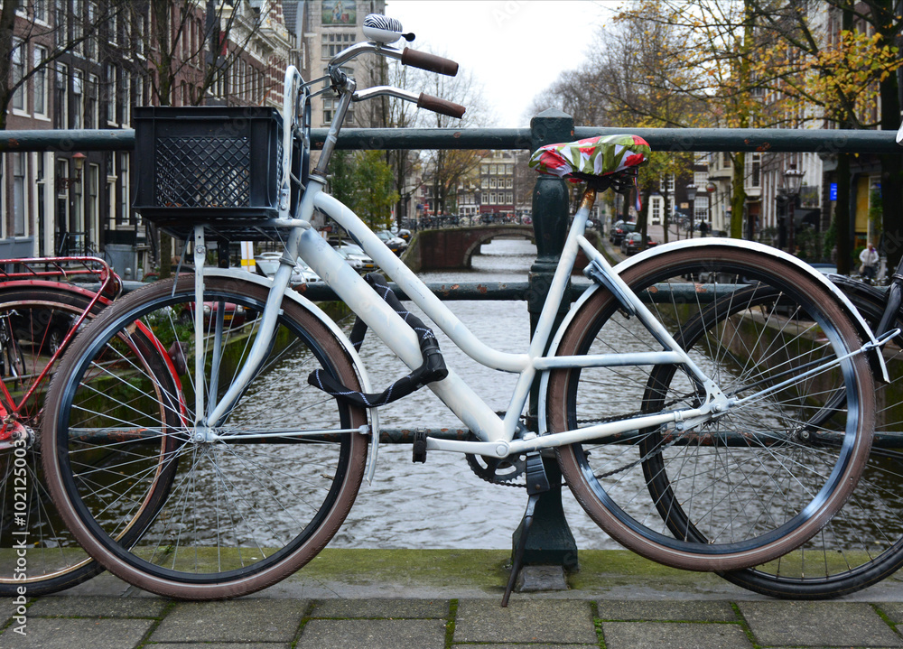 Bicyclette blanche dans la grisaille d'Amsterdam