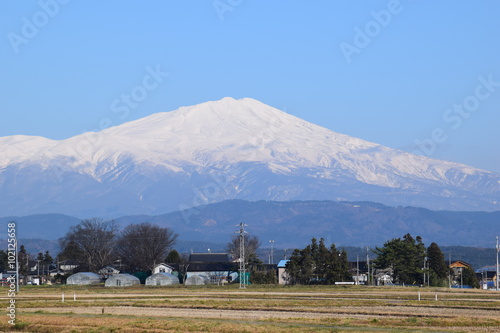 鳥海山（出羽富士）／山形県の最高峰、標高2,236mの鳥海山（ちょうかいさん）を撮影した写真です。日本百名山、日本百景、日本の地質百選に選定されている活火山です。鳥海山は、山頂に雪が積もった姿が富士山にそっくりなため、出羽富士（でわふじ）と呼ばれ親しまれています。 photo