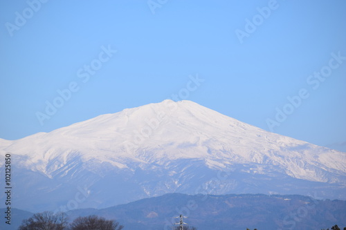 鳥海山（出羽富士）／山形県の最高峰、標高2,236mの鳥海山（ちょうかいさん）を撮影した写真です。日本百名山、日本百景、日本の地質百選に選定されている活火山です。鳥海山は、山頂に雪が積もった姿が富士山にそっくりなため、出羽富士（でわふじ）と呼ばれ親しまれています。 photo