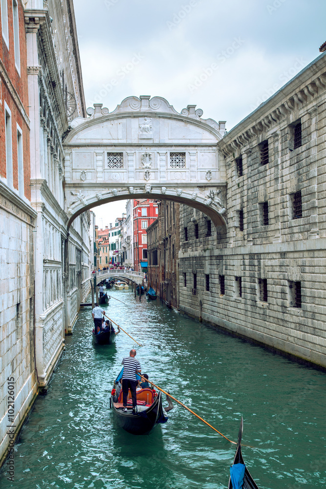 Wassergasse mit Brücke in Venedig