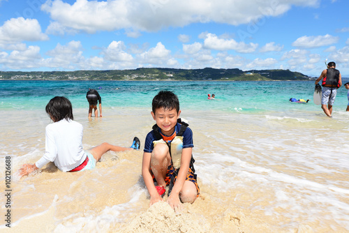 海辺で寛ぐ笑顔の男の子