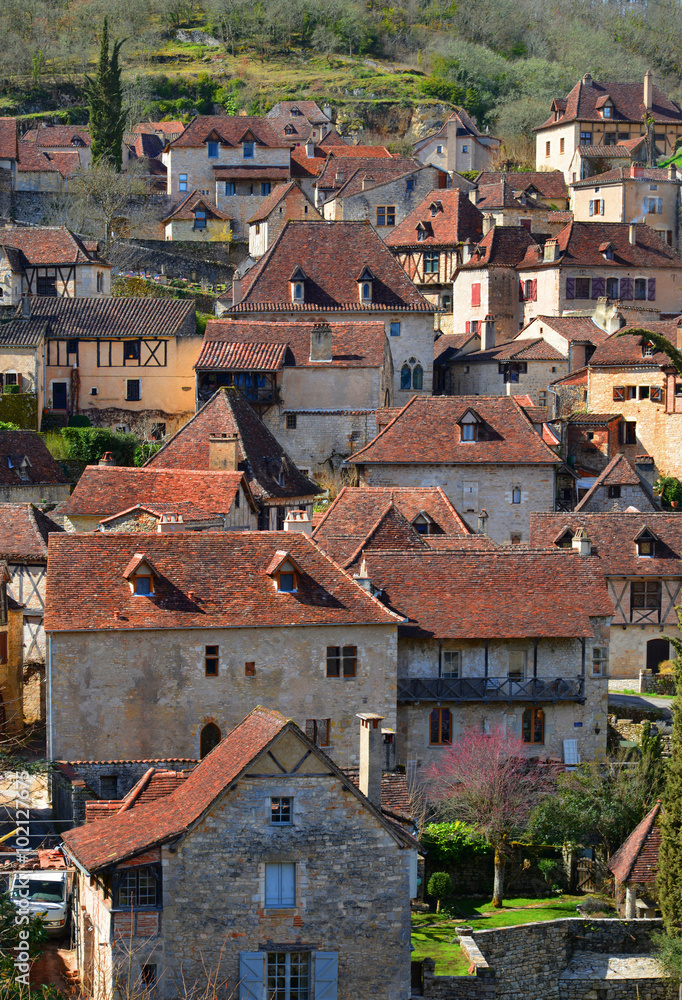 Das Dorf Saint-Cirq-Lapopie in Südfrankreich  