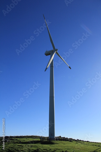 四国カルストに立つ風車
