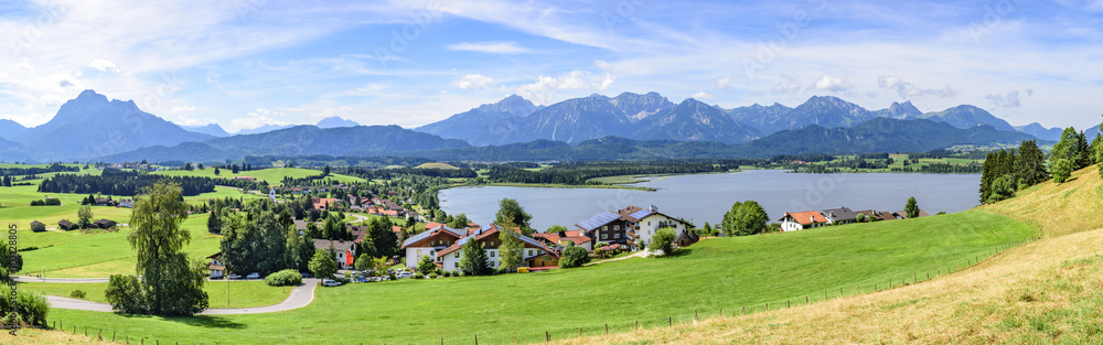 Plakat Widok chmielu na jeziorze w Allgäu