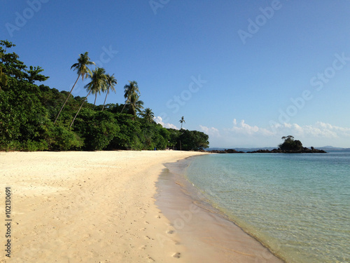 Playa y mar tropical con aguas cristalinas en las islas de Kapas, Malasia  photo