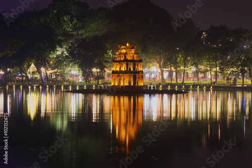 Башня Черепахи на фоне ночной набережной Озера возвращенного меча. Ханой, Вьетнам