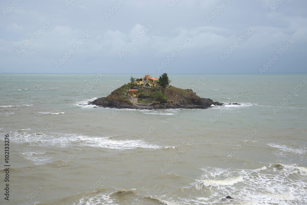 Вид на остров Хонба в Южно-Китайском море. Вьетнам