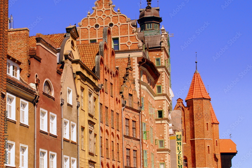 Fototapeta premium Danzig - Häuserfront an der Mottlau mit Krantor