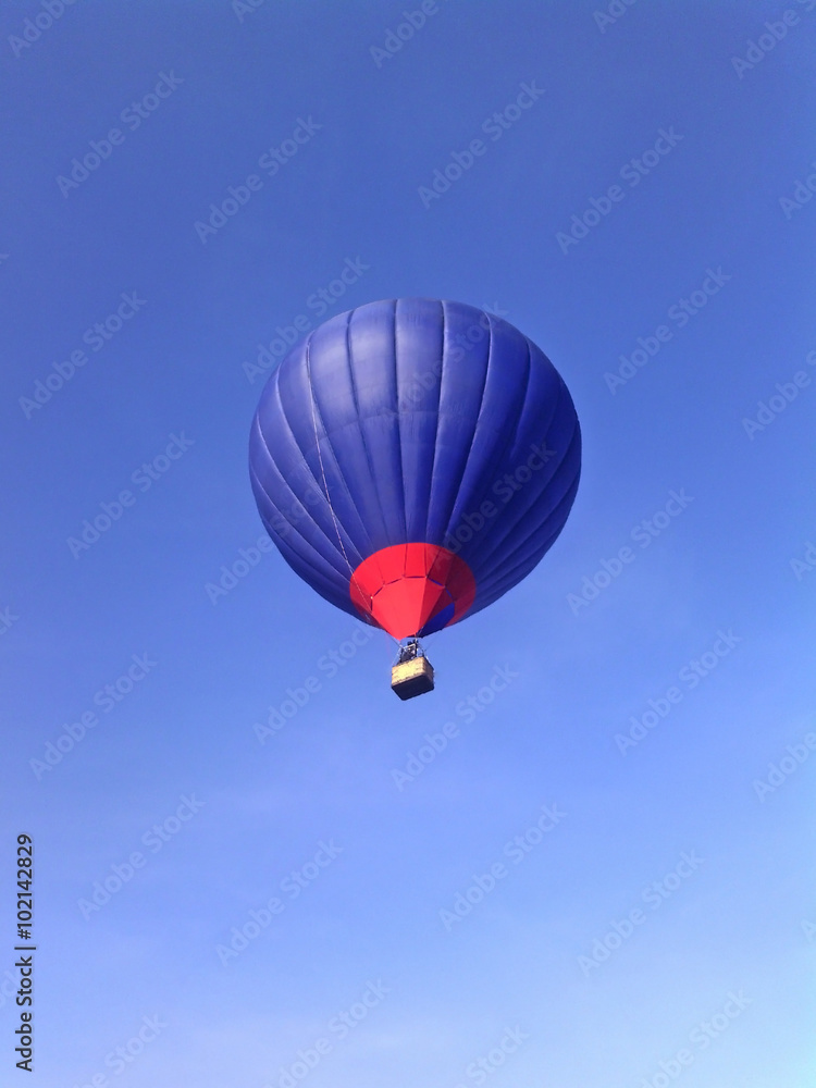Obraz premium Air balloon on a background of blue sky
