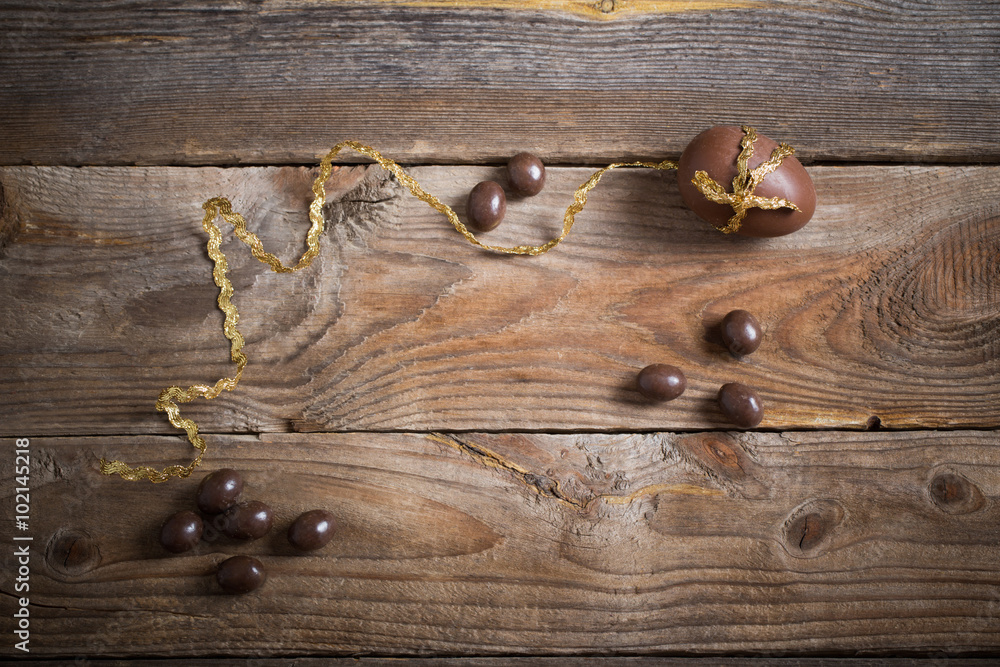 Obraz premium Chocolate Easter Eggs Over Wooden Background