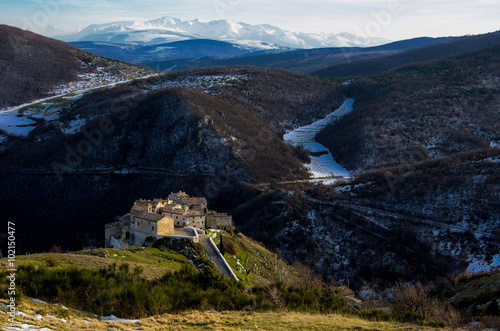 Elcito (MC) - Marche
Si tratta di un piccolo paese arroccato su uno sperone roccioso a 821 m. di altezza alle pendici del Monte San Vicino. È ciò che resta di un antico castello.