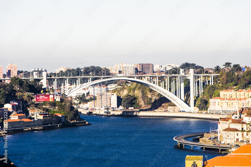 Blick auf die Brücke Ponte de Arrábida über den Rio Duoro,  Porto, UNSECO Weltkulturerbe, Portugal, Europa