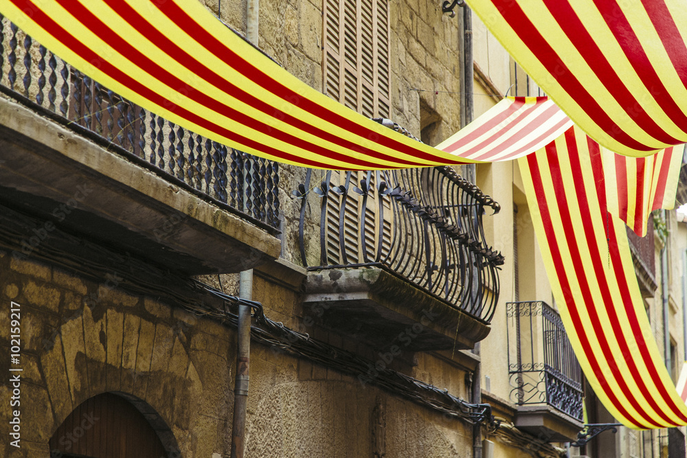 Obraz premium Katalońskie flagi zdobią miasto na przyjęciu