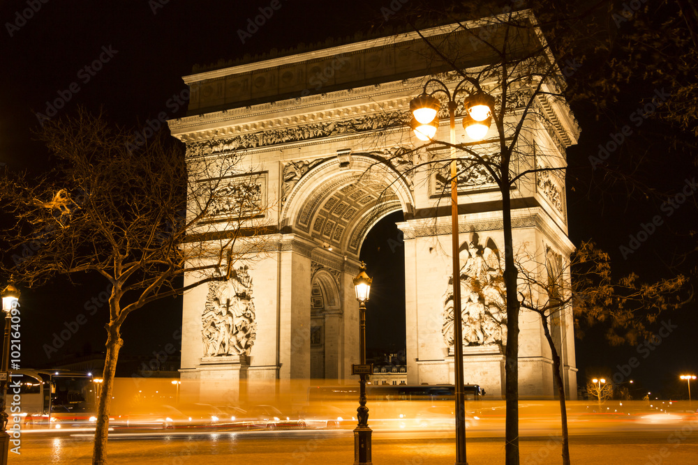 Fototapeta premium Łuk Triumfalny nocą, Paryż, Francja.