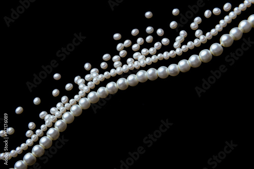 Quadro su tela beautiful pearls on black background