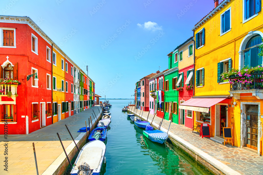 Obraz premium Punkt orientacyjny w Wenecji, kanał na wyspie Burano, kolorowe domy i łodzie,