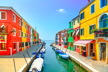 Wandcirkels Venetië Kleurrijke huizen aan kanaal Burano  © stevanzz