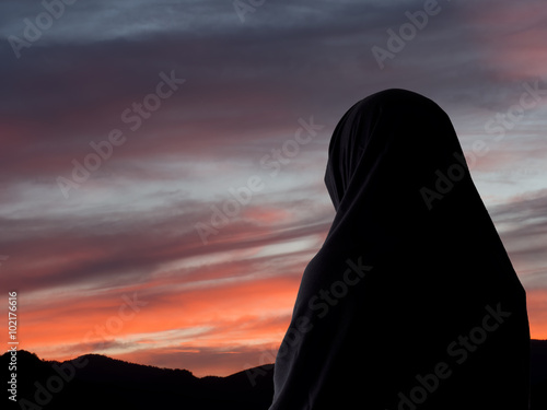 Quadro em tela Woman in chador from behind, with copyspace. Evening.
