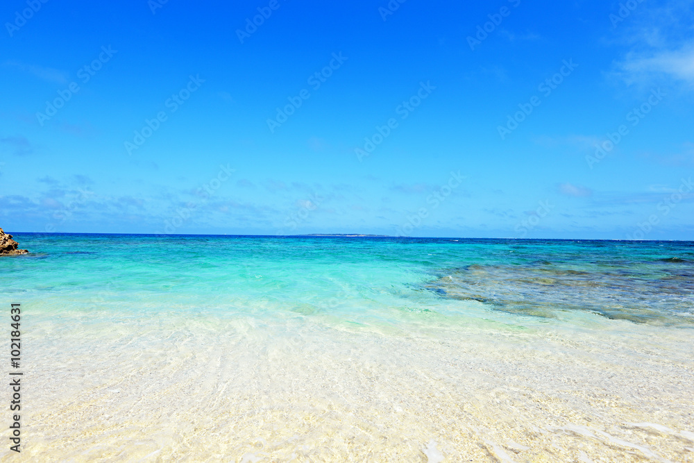 美しい沖縄のビーチとさわやかな空