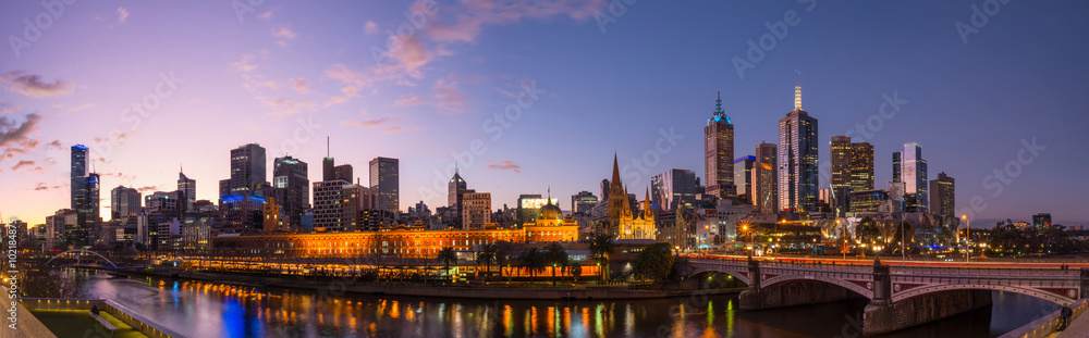 Obraz premium Panoramę miasta Melbourne w godzinach wieczornych.