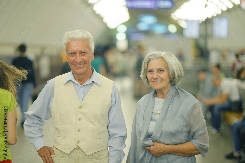 Obraz premium beautiful elderly couple in subway