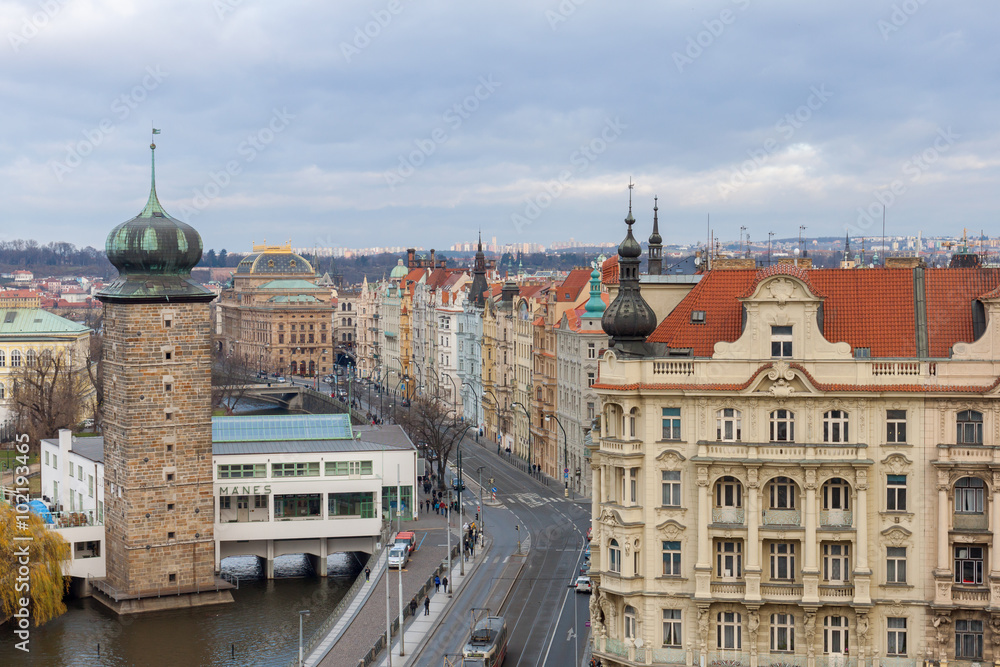 Fototapeta premium Praga, Czechy, Stare Miasto w zimowym stylu retro, zimna tonacja. kolorowe obrazy Europy z miejscem na tekst.