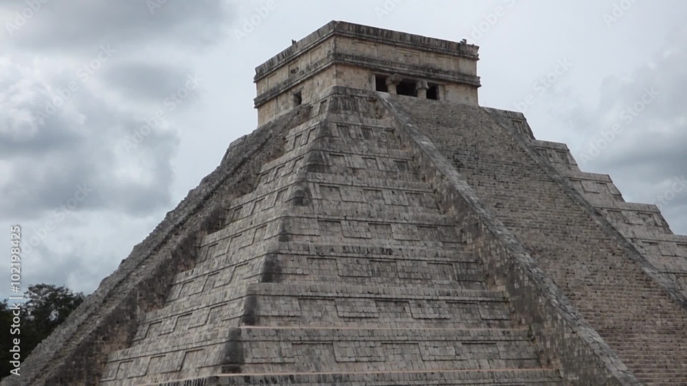 chichen itza pyramids in yucatan mexico chichen itza pyramids in yucatan mexico