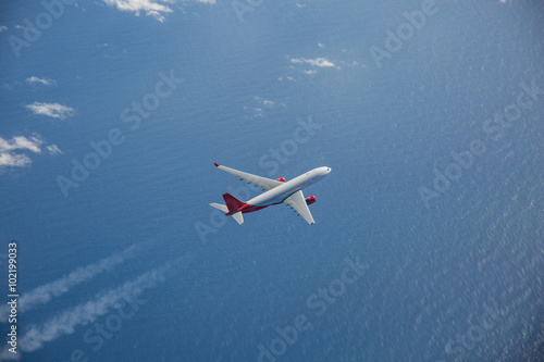 Airbus A330 im Flug aus der Vogelperspektive photo
