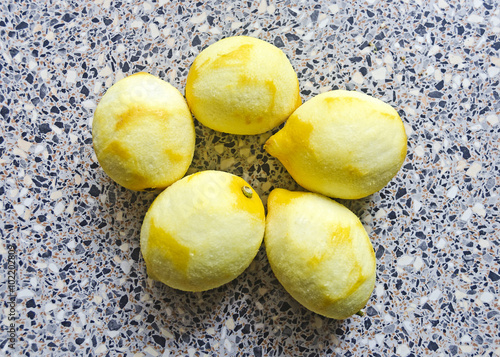 Geschälte Zitronen