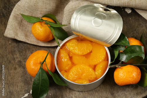 Fotografia natural organic canned mandarin (orange) in syrup