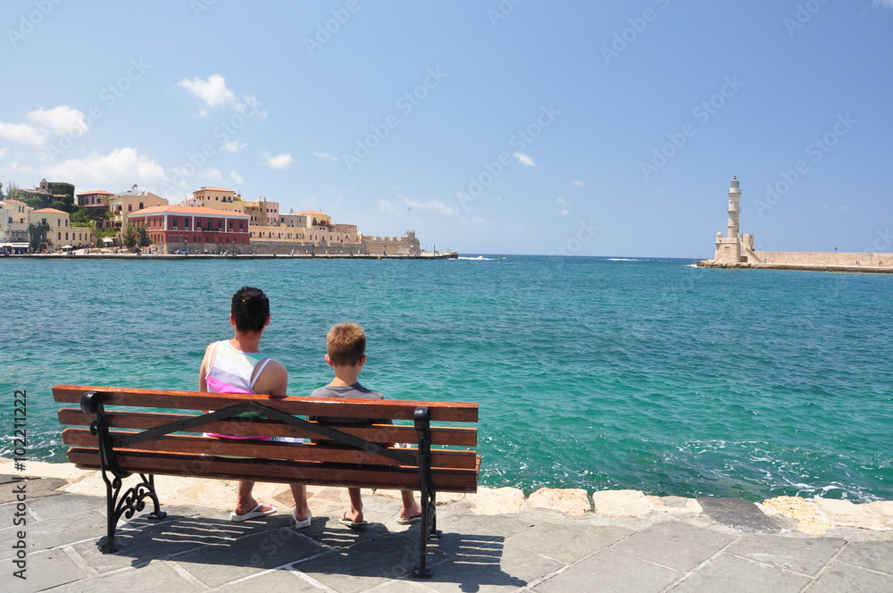 Urlauber sitzen am Hafen von Chania / Kreta