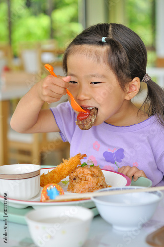お子様ランチを食べる女の子