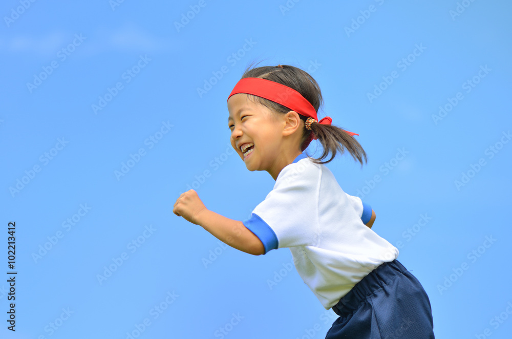 青空で走る女の子 体操服 ハチマキ Stock 写真 Adobe Stock