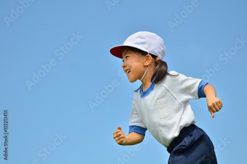 青空で走る女の子（体操服、赤白帽子）