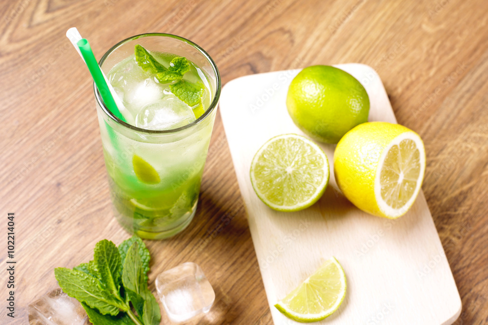 Fototapeta premium Tasty mojito coctail