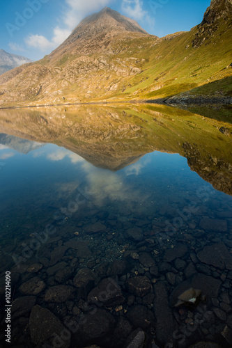 Bergspiegelung mit Steinen im Vordergrund photo