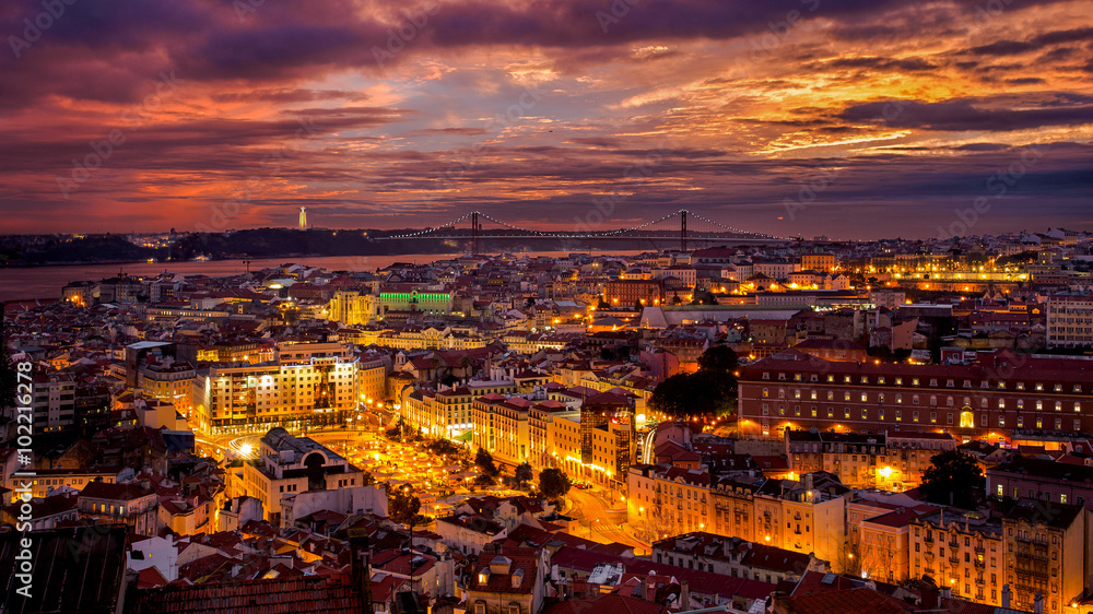 Strahlender Sonnenuntergang ueber Lissabon mit Strassenbeleuchtung