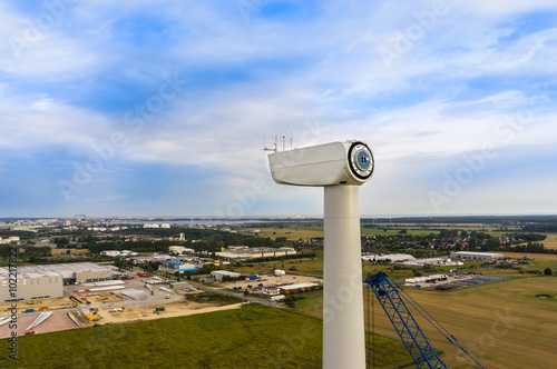 Luftbild der Errichtung einer Windenergieanlage Gondel ohne Flügel