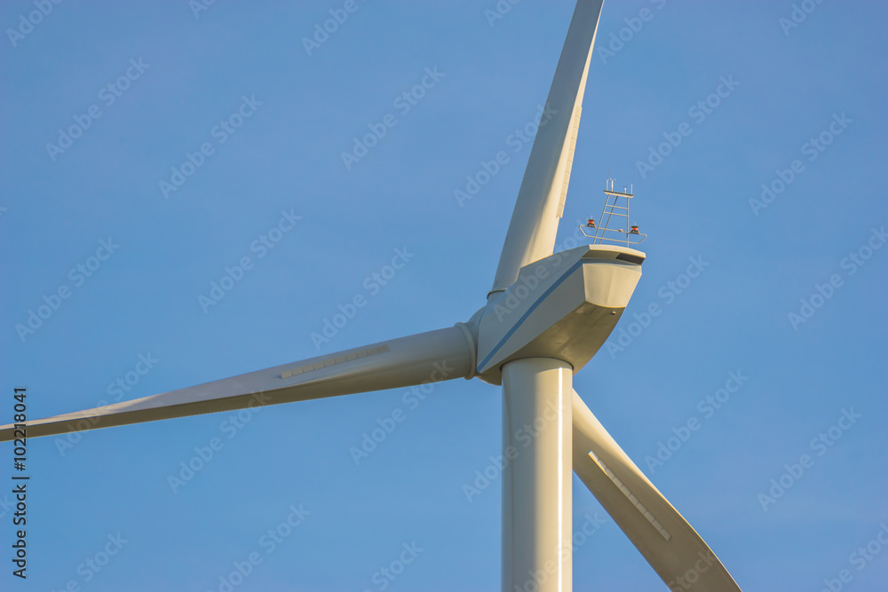 Windenergieanlage Gondel mit blauem Himmel Windenergieanlage Gondel mit blauem Himmel