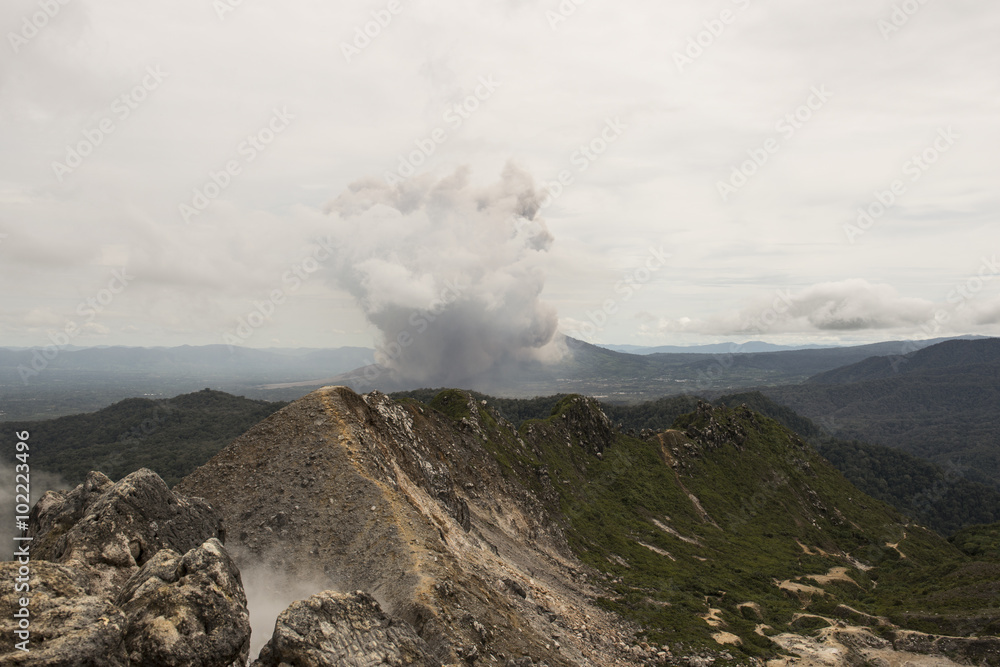 Erupción del Volcán Sinabung en Berastagi, Sumatra, Indonesia
