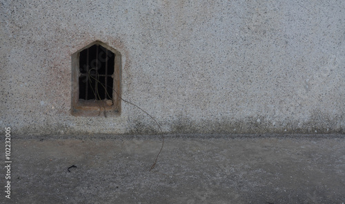 Fotografie ventilate hole on dirty rough cement wall