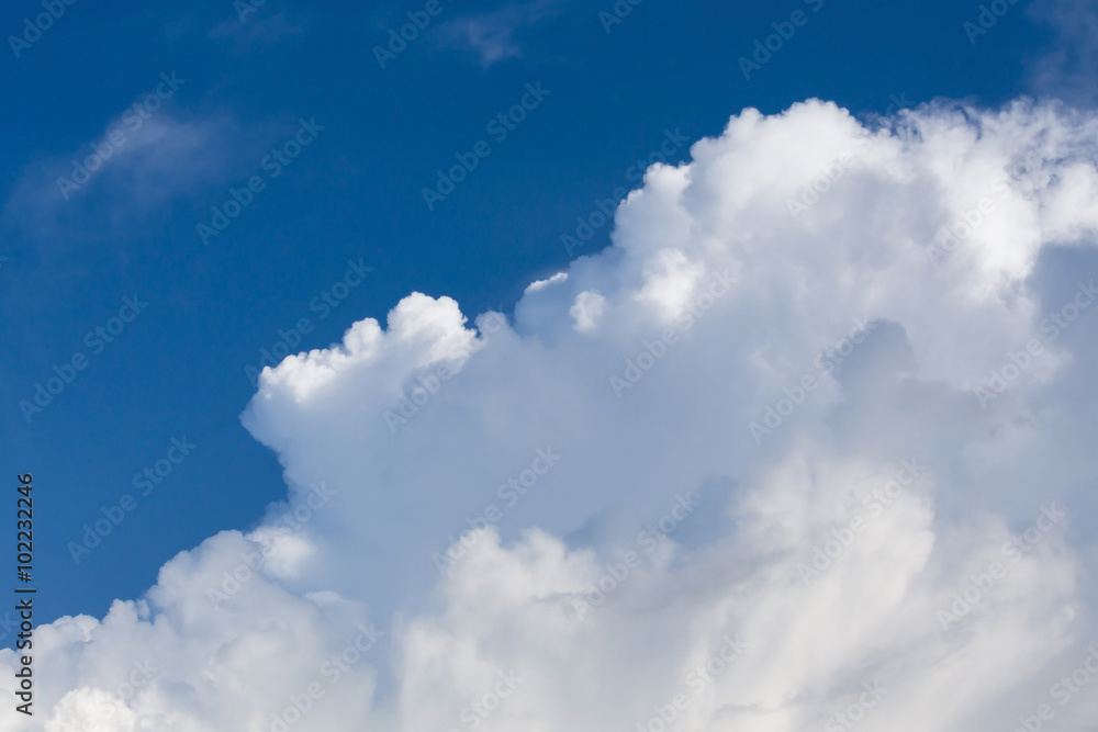 Obraz premium cloud on clear blue sky