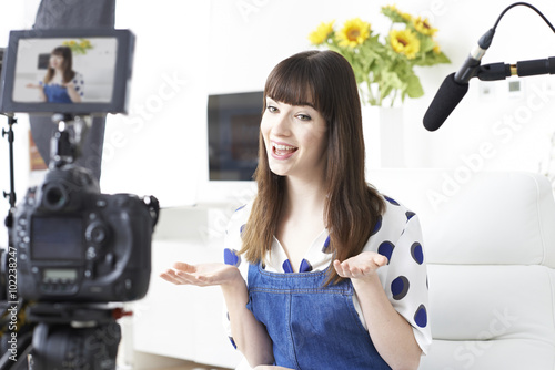 Plakat Female Vlogger Recording Broadcast At Home