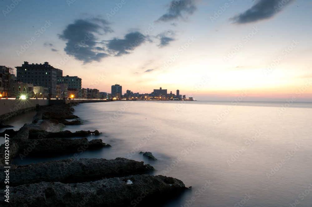 Malecón in Kuba, Havanna in der Abenddämmerung